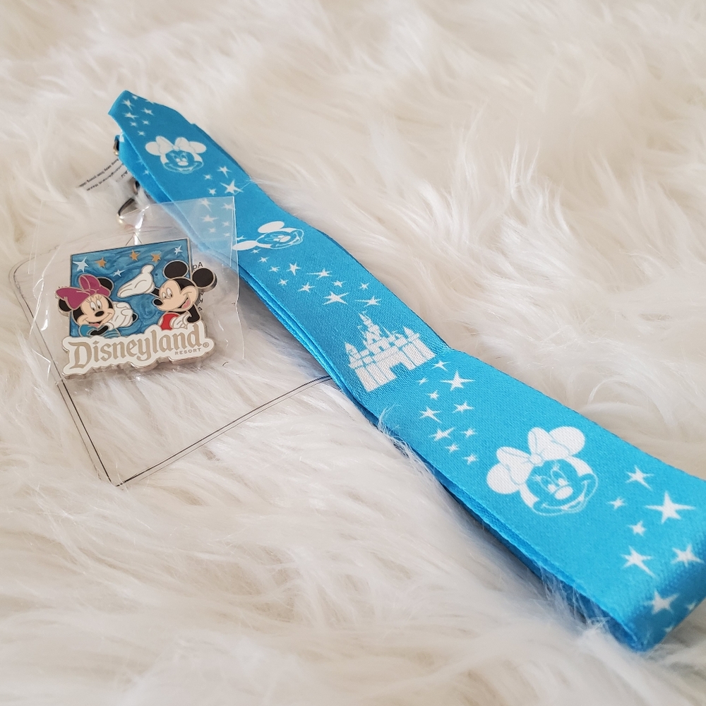 [3/60 SALE] Lanyard w/pin 📌 & card holder